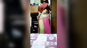 Une fille se déshabille en sari et montre son corps 0 minute 0 sec
