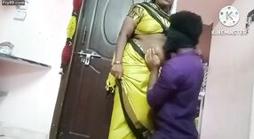 El video porno Desi presenta a la esposa-domadora vertiendo miel en el ombligo, lamiendo y teniendo sexo 6 mín. 00 sec