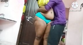 Vídeo pornográfico Desi apresenta domador de mulheres a derramar mel no umbigo, a lamber e a fazer sexo 8 minuto 50 SEC