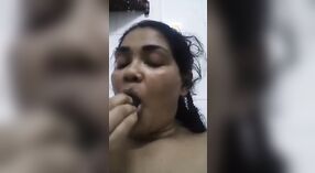 Bhabi Bangladesh yang tidak puas melakukan masturbasi dengan jarinya 5 min 20 sec