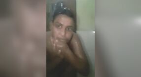 Desi chica se pone traviesa en el baño 3 mín. 40 sec