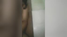 Desi chica se pone traviesa en el baño 1 mín. 00 sec