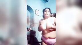 Une MILF Indienne Insatisfaite Devient Coquine devant la Caméra 0 minute 0 sec