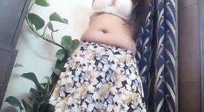 Femme au foyer indienne montre ses gros seins sur webcam 1 minute 30 sec