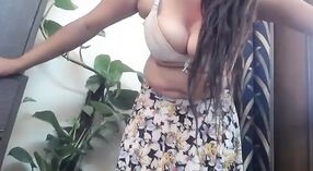 Hint ev hanımı gösterileri kapalı ona büyük göğüsler üzerinde web kamerası 2 dakika 40 saniyelik