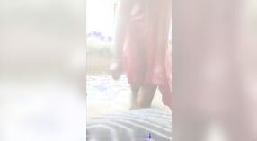 Aunty Desi indulges içinde açık bathing ve kahrolası ile ona sevgili 5 dakika 40 saniyelik