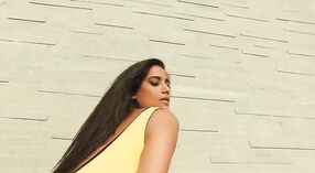 Poonam Pandey menanggalkan pakaian olahraga kuningnya dalam video beruap 2 min 00 sec