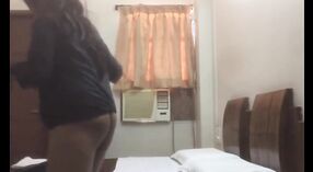 Un couple de Bhopal se livre à des relations sexuelles passionnées dans la chambre 7 minute 00 sec
