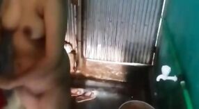 Bela menina adolescente gosta de um mergulho na piscina 0 minuto 0 SEC