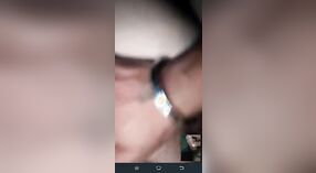 Desi cpl wordt betaald om te pronken met haar fucking skills op Videochat 1 min 40 sec