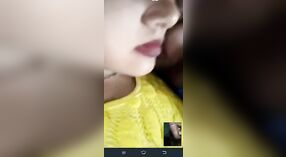 Desi cpl wordt betaald om te pronken met haar fucking skills op Videochat 3 min 20 sec