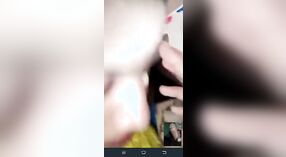 Desi cpl wordt betaald om te pronken met haar fucking skills op Videochat 3 min 40 sec