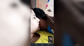 Desi cpl wordt betaald om te pronken met haar fucking skills op Videochat 4 min 20 sec