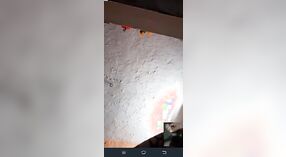 Desi cpl wordt betaald om te pronken met haar fucking skills op Videochat 5 min 00 sec