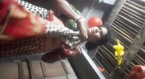 Bhabhi insatisfaite se masturbe avec ses doigts dans le village 0 minute 0 sec