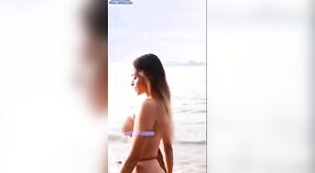 El primer espectáculo público de Ashvita de su cuerpo desnudo en una playa con fanáticos de OnlyFans 2 mín. 00 sec