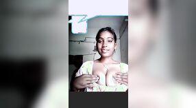 Desi fille aux gros seins exhibe ses atouts dans la vidéo VKontakte 0 minute 0 sec