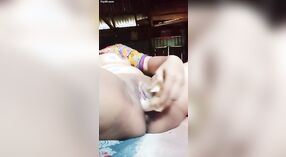 Hermosas mujeres disfrutan rellenando sus coños con fruta en este sexy video 2 mín. 20 sec