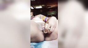 Hermosas mujeres disfrutan rellenando sus coños con fruta en este sexy video 1 mín. 00 sec