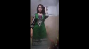 Gadis kuliah Desi ngudani lan njupuk super manis selfie mudo kanggo pacangan dheweke 0 min 0 sec