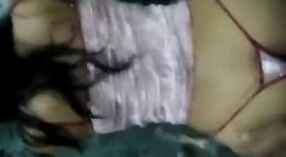 ఈ హాట్ వీడియోలో భారతీయ అమ్మాయి తన ప్రియుడు గట్టిగా ఇబ్బంది పడుతుంది 1 మిన్ 30 సెకను