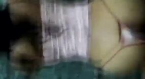 ఈ హాట్ వీడియోలో భారతీయ అమ్మాయి తన ప్రియుడు గట్టిగా ఇబ్బంది పడుతుంది 1 మిన్ 50 సెకను