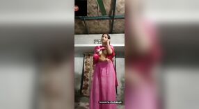 Une Fille Timide Taquine et Montre Sa Beauté 6 minute 10 sec