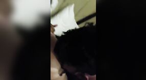 Une fille asiatique et son petit ami explorent le sexe romantique avec des fellations dans une vidéo mms 2 minute 40 sec