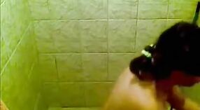 शाइस्ता के नग्न स्नान सत्र के साथ एक ततैया 1 मिन 00 एसईसी