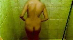 शाइस्ता के नग्न स्नान सत्र के साथ एक ततैया 1 मिन 40 एसईसी