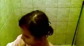 शाइस्ता के नग्न स्नान सत्र के साथ एक ततैया 4 मिन 20 एसईसी