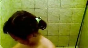 शाइस्ता के नग्न स्नान सत्र के साथ एक ततैया 5 मिन 40 एसईसी
