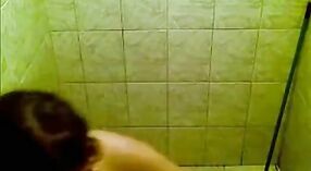 Shaistas nackte Duschsitzung mit einer Wespe 7 min 00 s