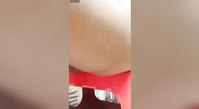 Belle fille indienne se masturbe et fait pipi dans la salle de bain 5 minute 00 sec