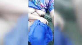 Belle fille indienne se masturbe et fait pipi dans la salle de bain 1 minute 00 sec