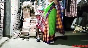 व्हिडिओमध्ये देसीचा मुलगा स्थानिक आईबरोबर खोडकर होतो 1 मिन 10 सेकंद