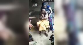 Les femmes indiennes se livrent à un combat idiot, révélant leurs seins et leurs chattes à toutes les femmes 0 minute 0 sec