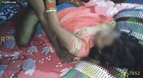 Bhabhi ' s boyfriend gets ondeugend met haar in een sari blouse en bh 1 min 00 sec