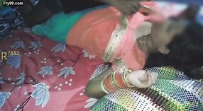 Bhabhis Freund wird in einer Sari-Bluse und einem BH ungezogen mit ihr 1 min 40 s