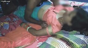 Bạn trai của Bhabhi bị nghịch ngợm với cô ấy trong một chiếc áo sari và áo ngực 2 tối thiểu 20 sn