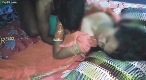 Bạn trai của Bhabhi bị nghịch ngợm với cô ấy trong một chiếc áo sari và áo ngực 3 tối thiểu 00 sn