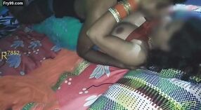 El novio de Bhabhi se pone travieso con ella en una blusa y sujetador sari 7 mín. 00 sec