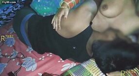 Bhabhis Freund wird in einer Sari-Bluse und einem BH ungezogen mit ihr 8 min 20 s