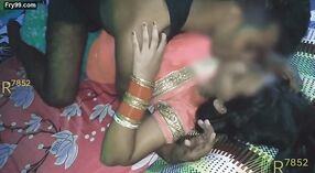 Bạn trai của Bhabhi bị nghịch ngợm với cô ấy trong một chiếc áo sari và áo ngực 0 tối thiểu 0 sn