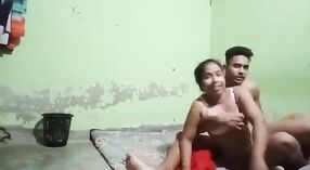 Bangla bhabi menjadi akrab dengan seorang pria muda dalam pertemuan beruap mereka 2 min 10 sec