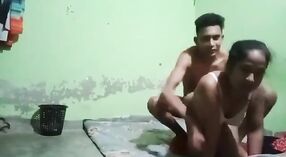 Bangla bhabi se pone íntimo con un chico joven en su encuentro humeante 2 mín. 50 sec