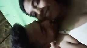 Bangla bhabi wird bei ihrer dampfenden Begegnung mit einem jungen Mann intim 0 min 30 s