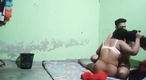 Bangla bhabi wird bei ihrer dampfenden Begegnung mit einem jungen Mann intim 0 min 50 s