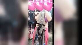 Gadis kuliah Desi flaunts awak nggumunke lan dodo ing video adus akeh uwabe 1 min 20 sec