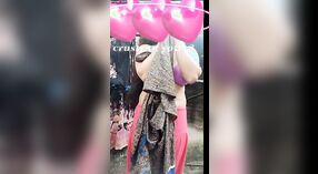 Desi College Girl在热气腾腾的浴室视频中炫耀她那令人惊叹的身体和乳房 1 敏 20 sec